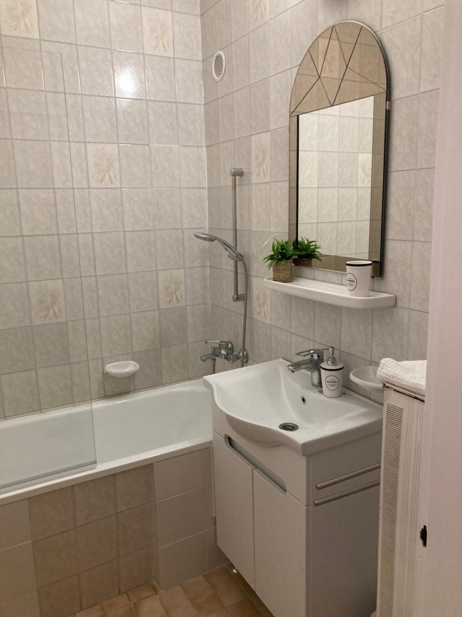 Belvarosi Classic Apartman 85 Square Meters Szombathely Exterior photo